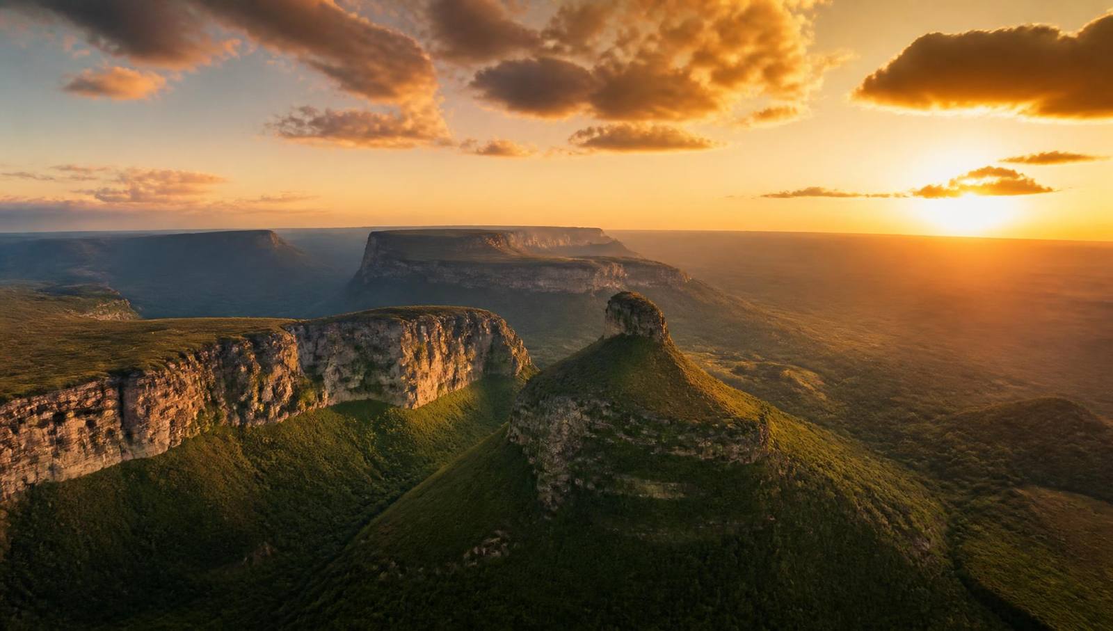 Vista aérea das montanhas da Chapada Diamantina ao pôr do sol